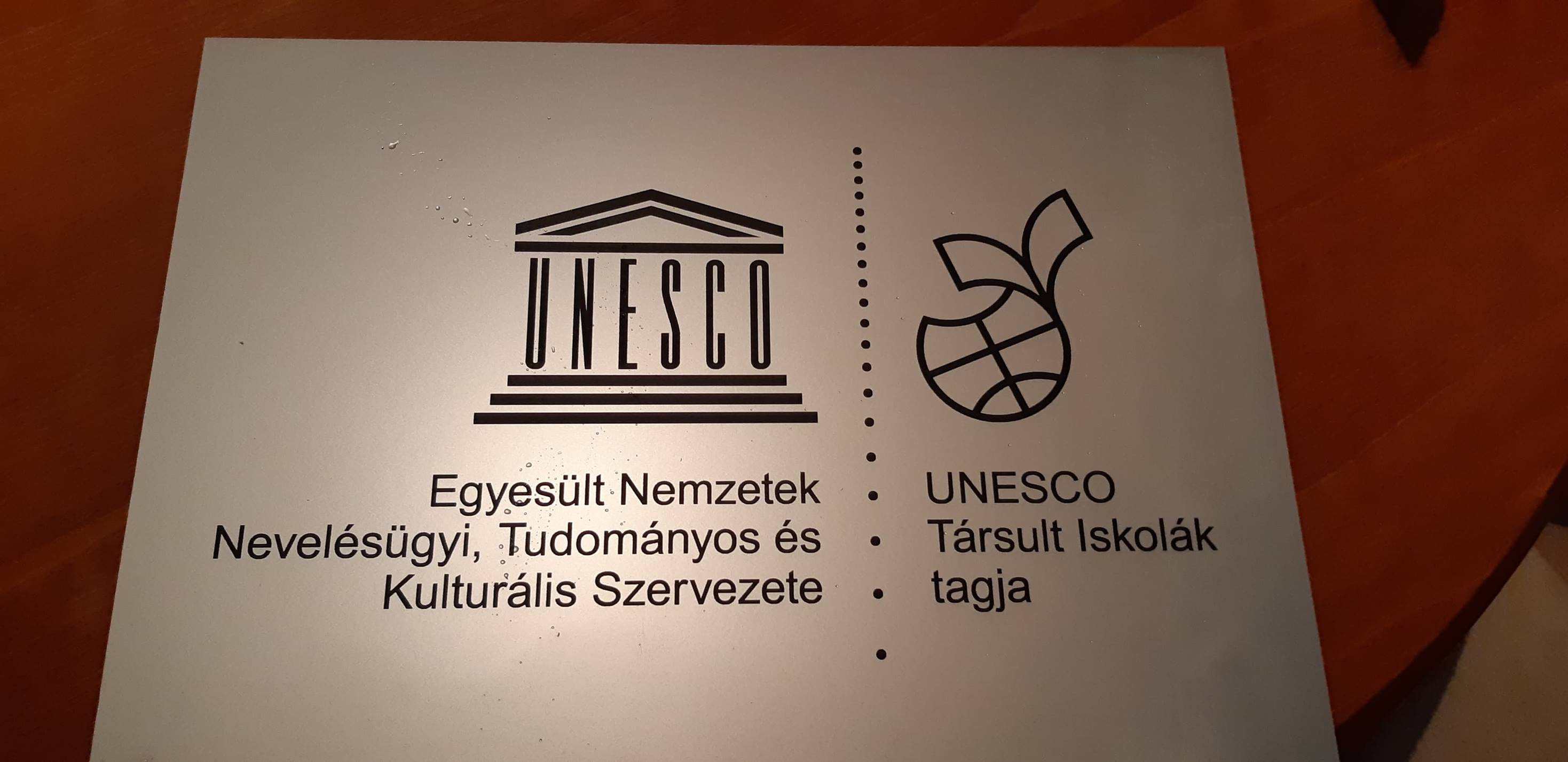 Unesco Társult Iskola tábla
